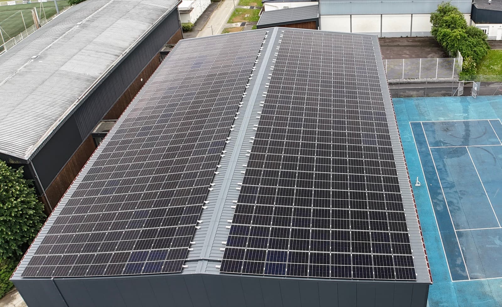 Toiture entièrement couverte de panneaux photovoltaïques, vue drone rapprochée