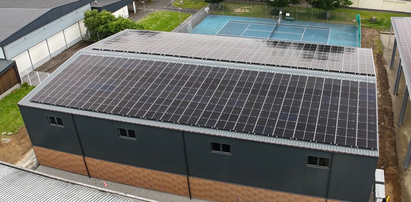 Complexe sportif équipé en photovoltaïque, vue drone