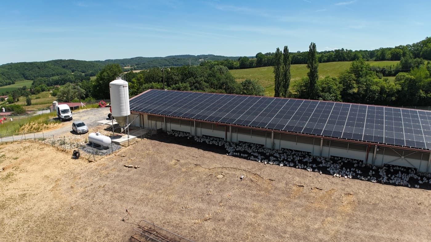 Toiture de bâtiment d’élevage couverte en panneaux photovoltaïques, vue aérienne