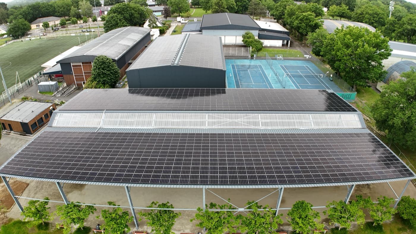 Grande installation photovoltaïque vue par drone