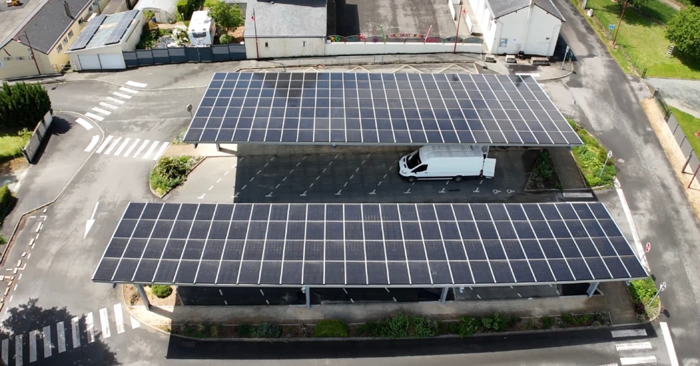 Grande toiture industrielle valorisée en photovoltaïque, vue aérienne