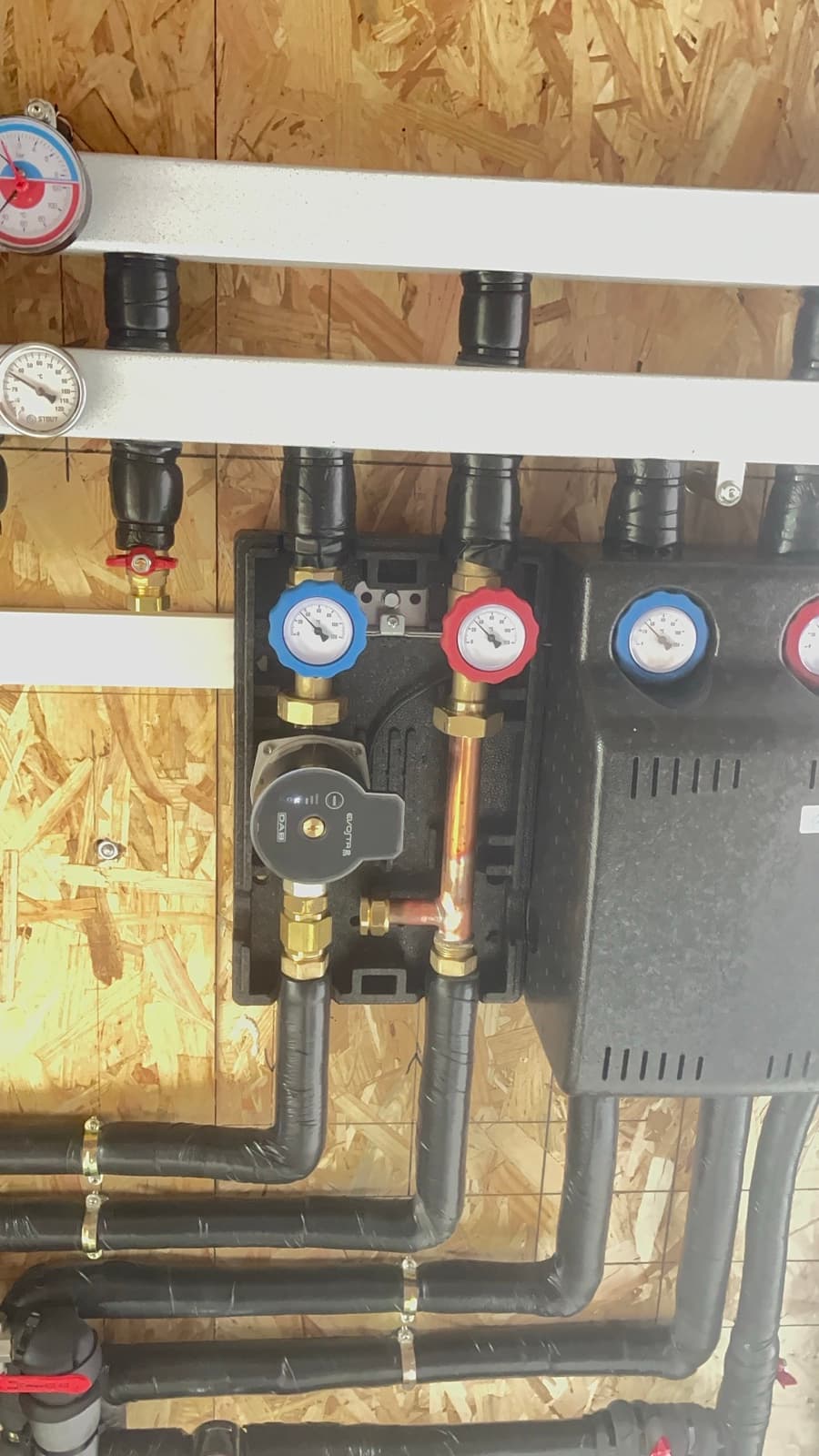 Distribution hydraulique soignée d’une pompe à chaleur air/eau installée par Eco Solaire France