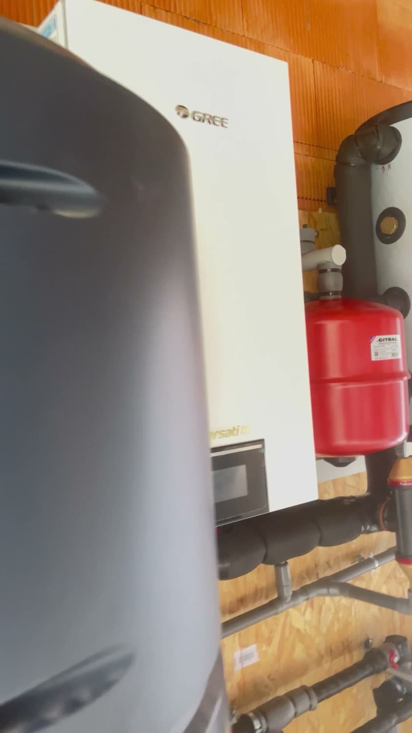 Vase d’expansion et manomètres d’une installation de pompe à chaleur
