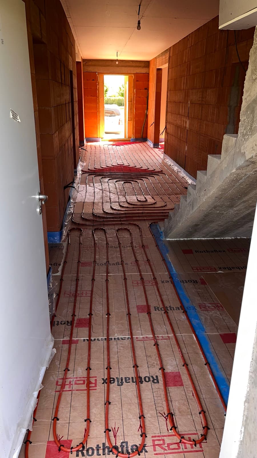 Boucles de plancher chauffant hydraulique en cours d’installation