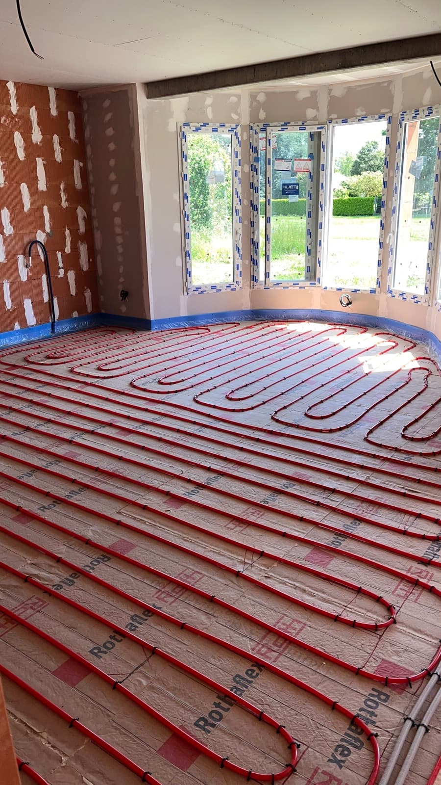 Réseau de plancher chauffant hydraulique raccordé à une pompe à chaleur