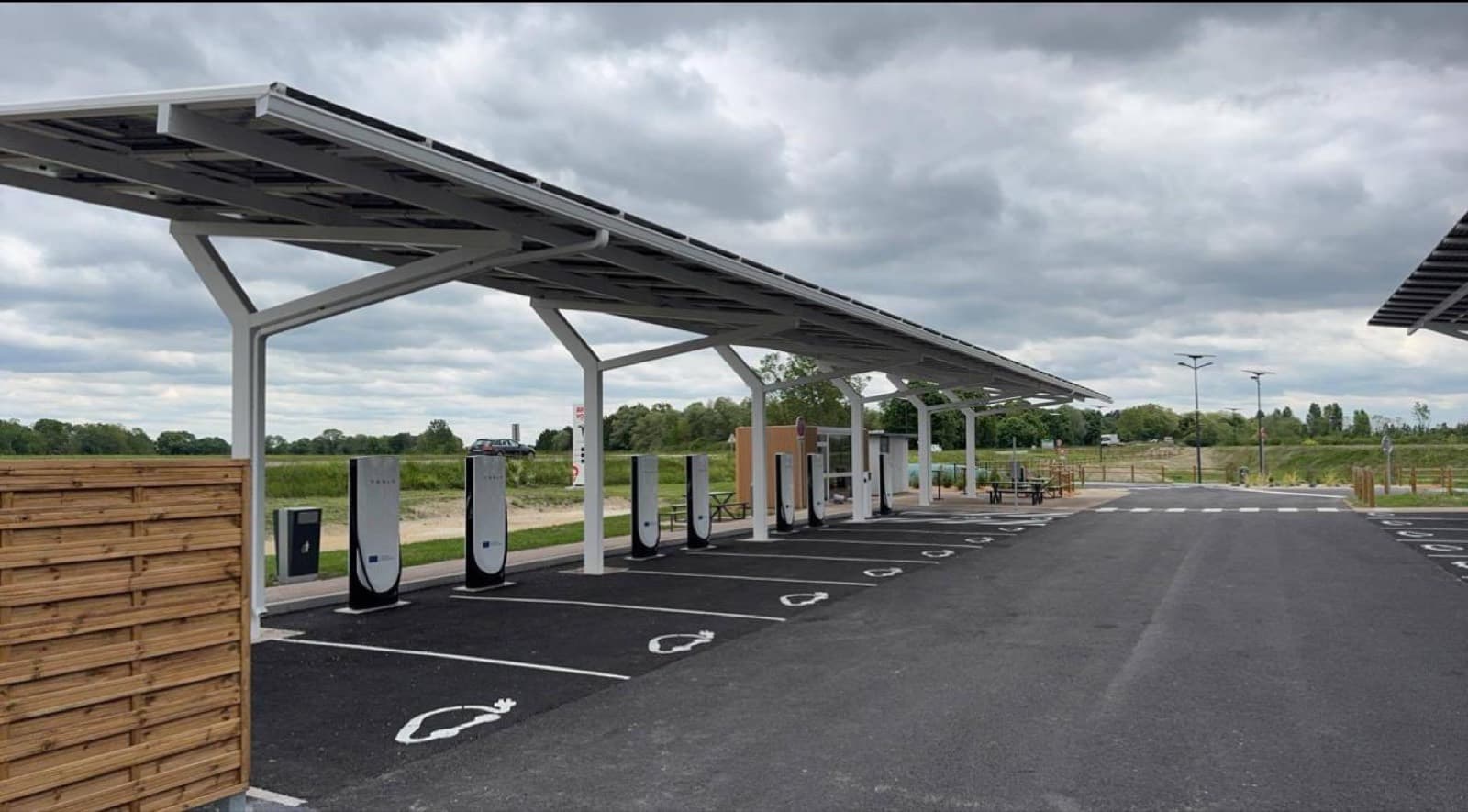 Borne de recharge murale reliée à une voiture électrique