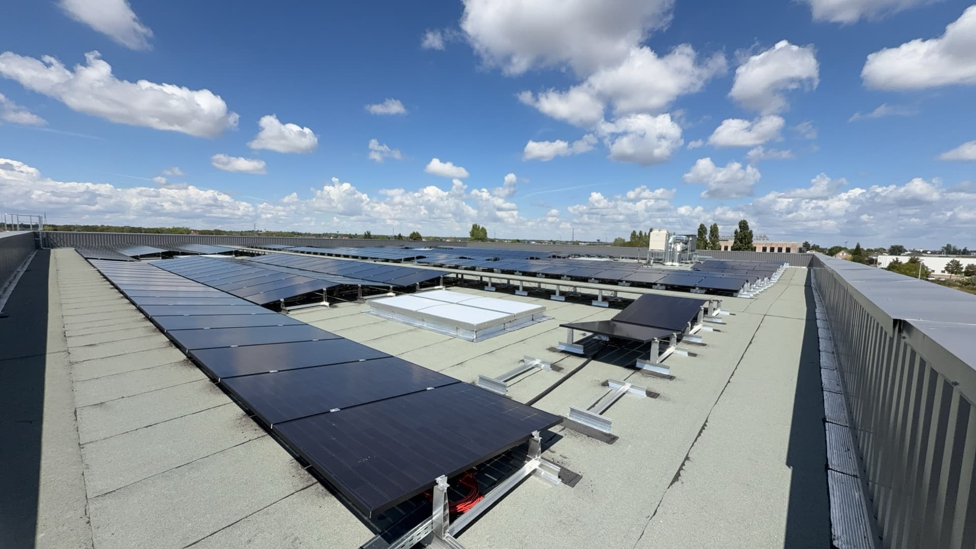 Panneaux photovoltaïques posés sur une toiture de tuiles